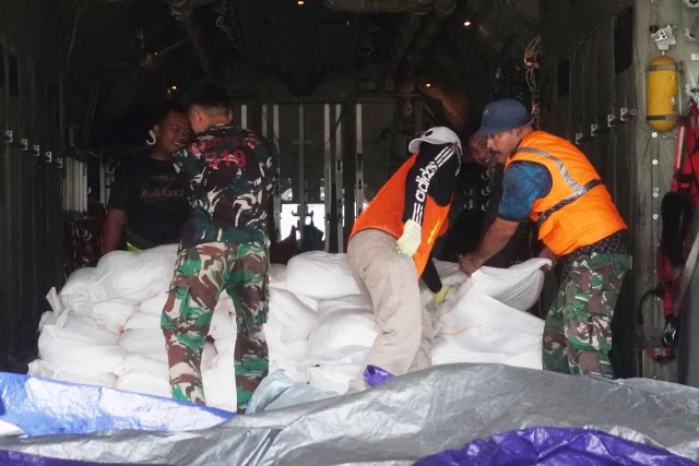 TNI Semai 4,2 Ton Bahan Modifikasi Cuaca, Dukung Penanganan Karhutla di Kalimantan