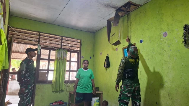 Tak Hanya Atap, Satgas TMMD Ke-130 Benahi Plafon Rumah Warga Yamboi