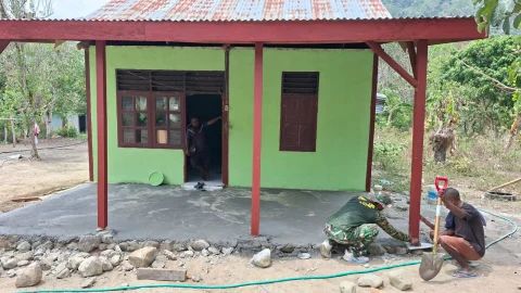 Bersama Rakyat Membangun Harapan, Satgas TMMD Ke-130 Kerjakan Teras Rumah Warga