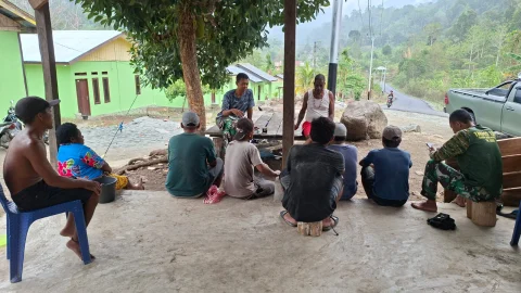 Canda Tawa Satgas TMMD Ke-130 Dan Warga Yamboi Pererat Rasa Kekeluargaan