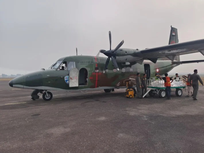 Modifikasi Cuaca Berlanjut, TNI Intensifkan Modifikasi Cuaca di Palembang, Satgas Udara Semai 9 Ton dry ice dan NaCl