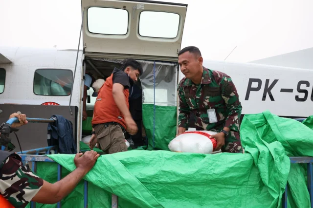 TNI Semai Garam dan Dry Ice untuk Dukung Penanganan Karhutla di Papua Selatan