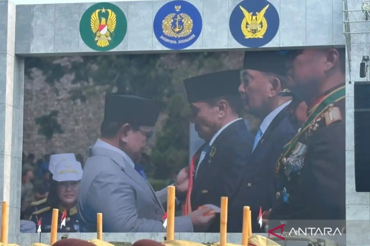 Prabowo Serahkan Bintang Maha Putra kepada Tujuh Tokoh pada HUT ke-81 TNI