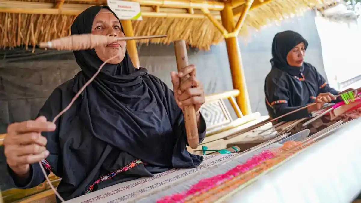 Mina Tenun Sukarara: Ketika Tradisi Menenun Menguatkan Ekonomi Perempuan dan Akses Air Bersih