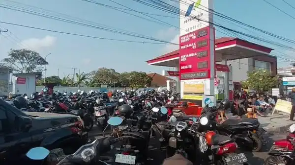 Antrean Panjang dan Pasokan Terbatas Membayangi Warga Jembrana