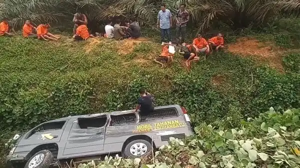 Mobil Tahanan Terjun ke Parit Usai Bertabrakan dengan Truk di Jalinsum Labura