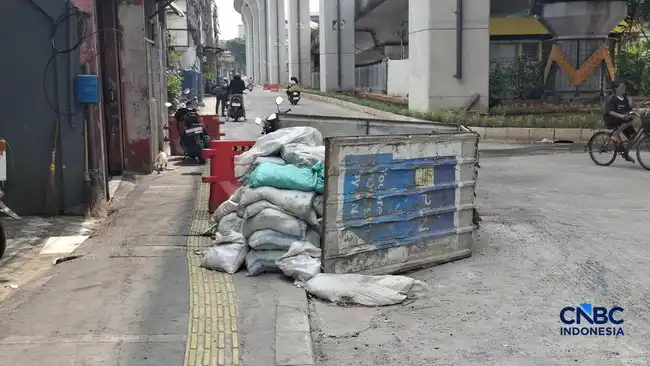 Trotoar dan Galian Masih Jadi Keluhan di Sekitar LRT Matraman