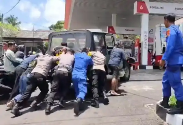 Polisi Bantu Pengendara yang Kehabisan BBM di Tengah Antrean Panjang Gianyar