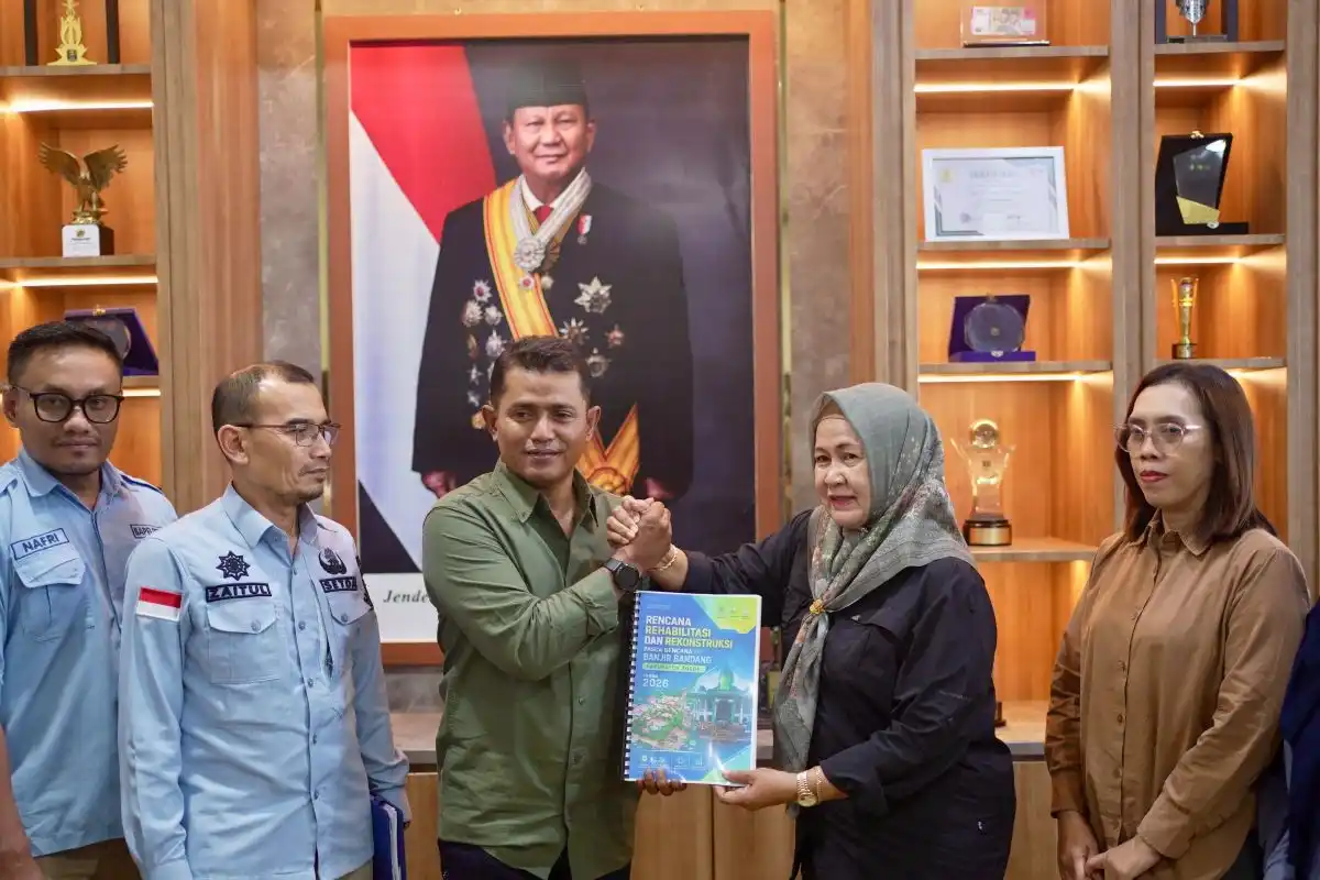 Dokumen Pemulihan Banjir Bandang Arosuka Diserahkan Pemkab Solok kepada BNPB