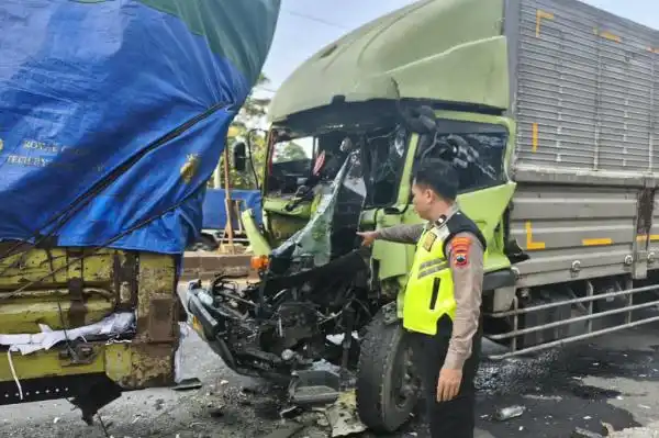 Tabrakan Dua Truk di Pantura Batang, Sopir Alami Memar di Dada