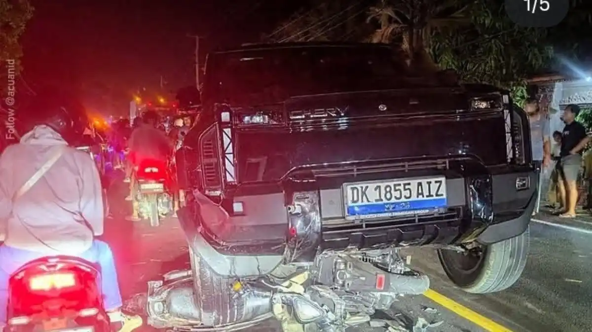 Kecelakaan Mobil Listrik di Antrean BBM Jembrana: Tiga Motor Terserempet