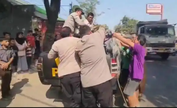 Pelajar SMA Tewas dalam Kecelakaan dengan Truk Tronton di Cirebon