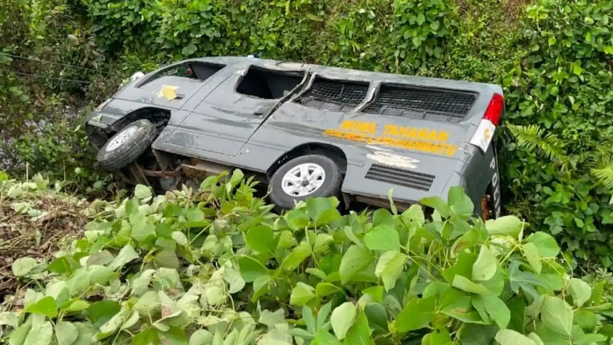 Tabrakan Frontal Mobil Ransus Polres Labuhanbatu dan Truk di Jalinsum