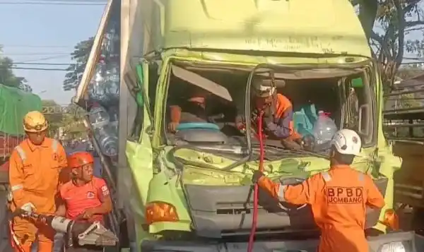 Tabrakan Dua Truk di Jombang, Sopir Terjepit dalam Kabin Ringsek