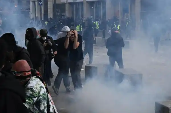 Bentrokan dalam Aksi di Paris: Protes Biaya Hidup dan Seruan Pelajar