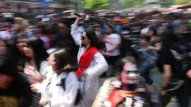 Zombie Walk Ubah Pusat Kota Santiago Menjadi Perayaan Halloween