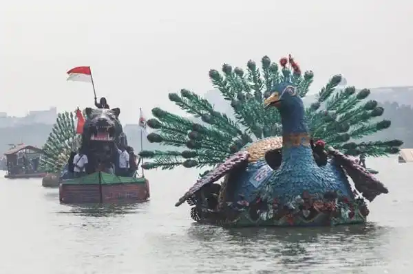 Festival Cilung Sunter Ubah Barang Bekas Menjadi Perahu Hias