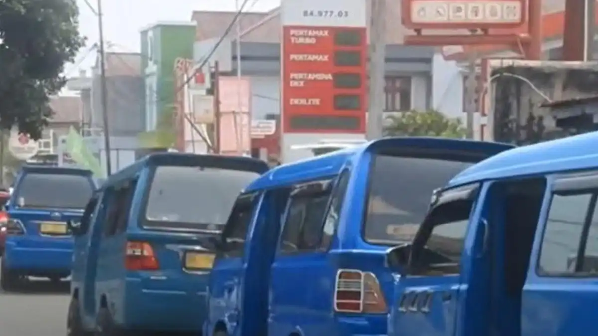 Antrean Pertalite Berjam-jam di Ternate, Antrean Panjang Juga Terjadi di Polewali Mandar