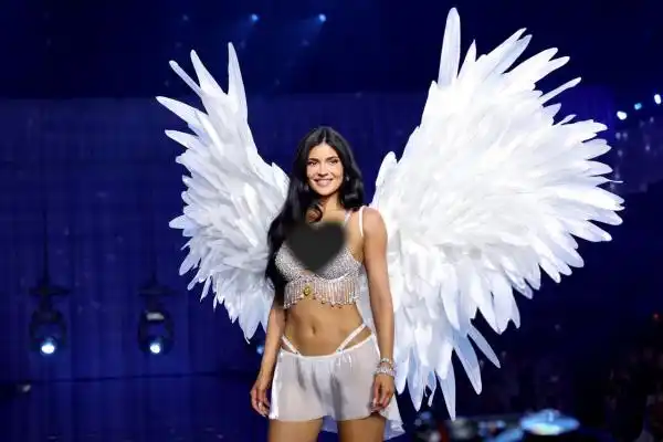 Kylie Jenner Kenakan Fantasy Bra Bernilai Rp800 Miliar dalam Debutnya