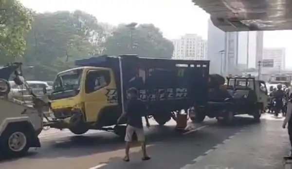 Truk Tabrak Pembatas Busway di Cawang, Lalu Lintas Sempat Macet Parah