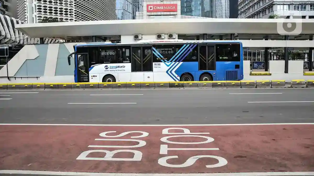 Tabrakan Truk dengan Pembatas di Cawang Ganggu 15 Layanan TransJakarta