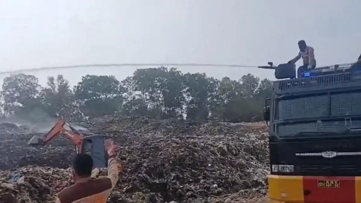 Kebakaran TPA Bandar Jaya Terkendali, Petugas Masih Mendinginkan Tumpukan Sampah