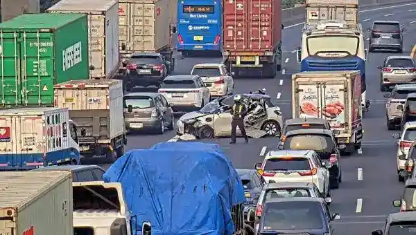 Kecelakaan Mobil Listrik di Tol Priok Picu Kepadatan pada Jam Pagi
