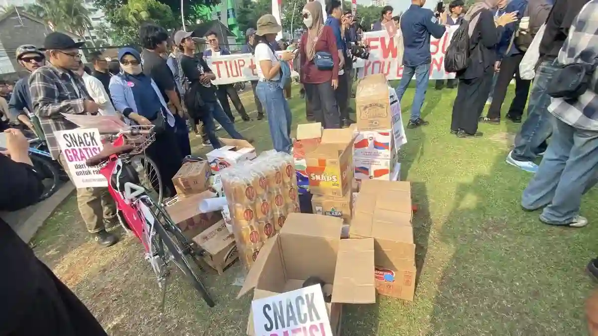 Solidaritas Warga di Tugu Tani: Makanan Gratis untuk Peserta Aksi