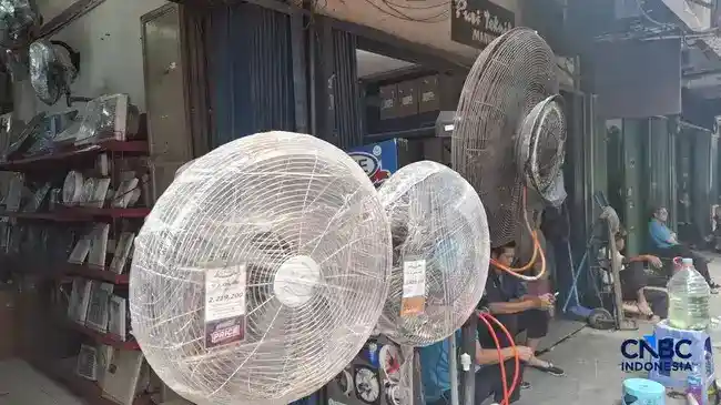 Cuaca Panas Dongkrak Penjualan Kipas dan AC di Glodok hingga 30 Persen