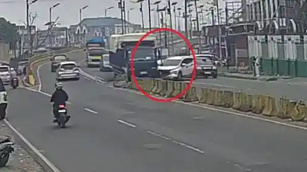 Tabrakan di Ujung Flyover Bukittinggi, Xpander Alami Kerusakan Berat