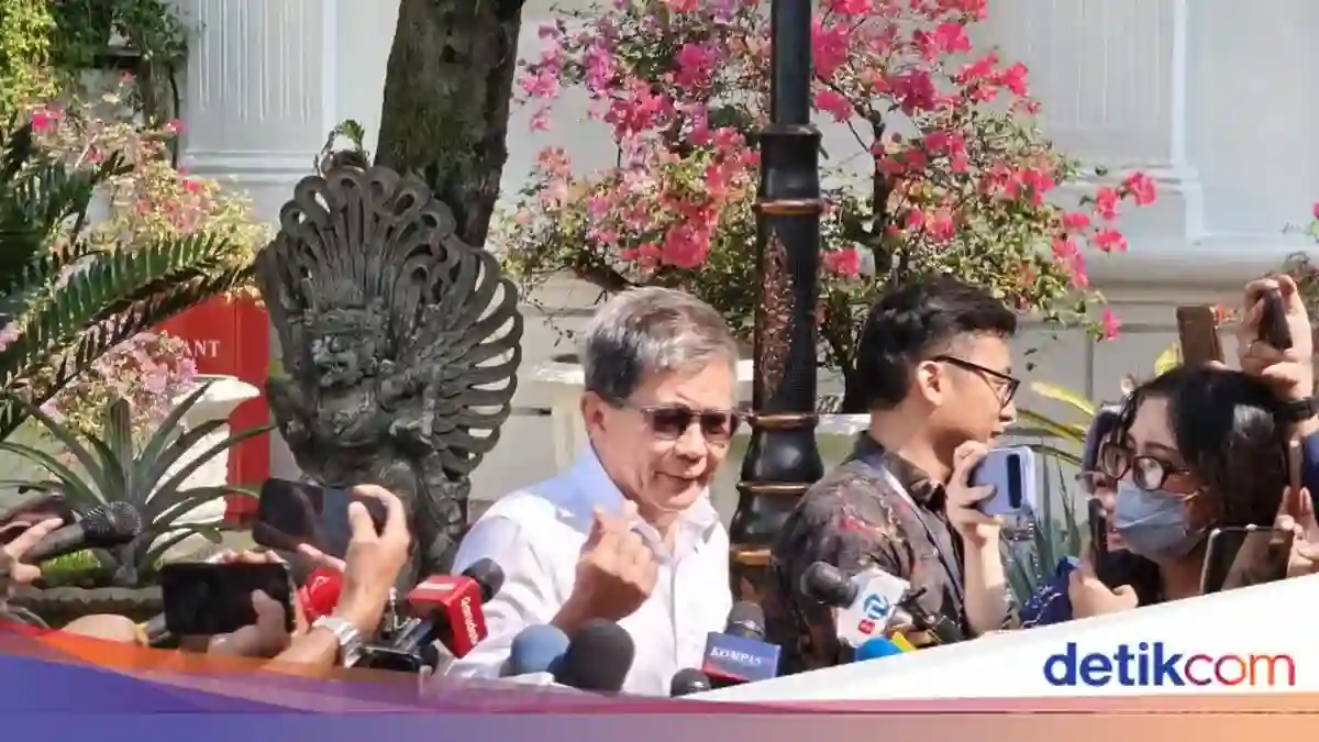Rocky Gerung Beri Penilaian Dua Tahun Pemerintahan Prabowo dengan Gestur Finger Heart