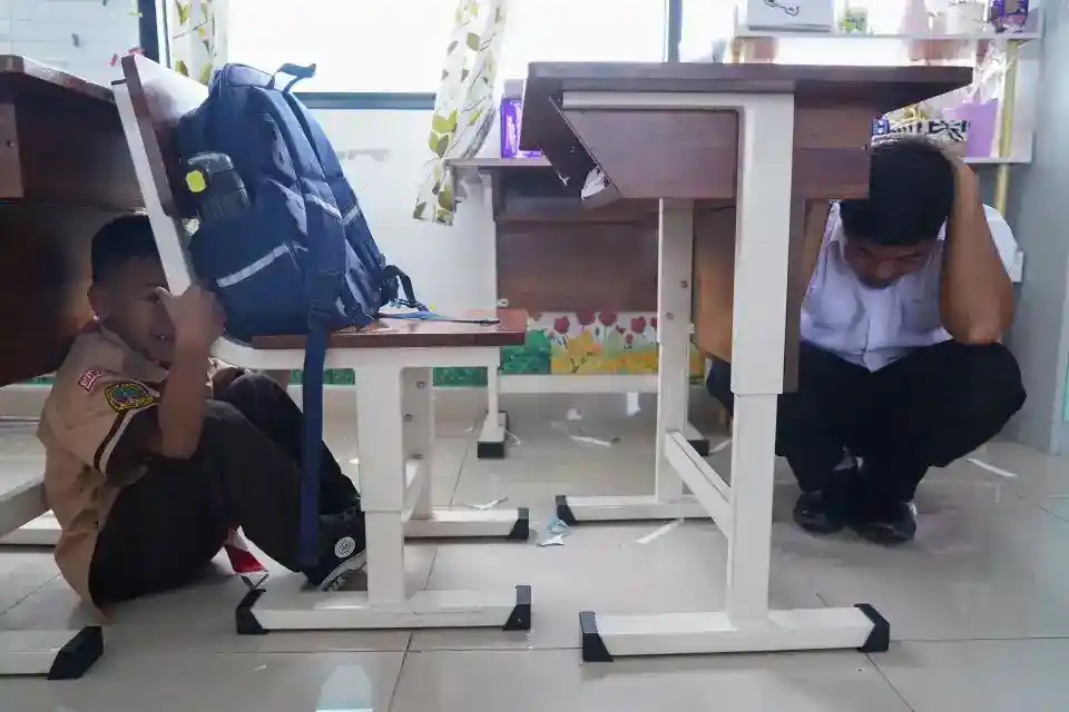 Simulasi Gempa DKI Latih Siswa SD Pejaten Timur Hadapi Evakuasi