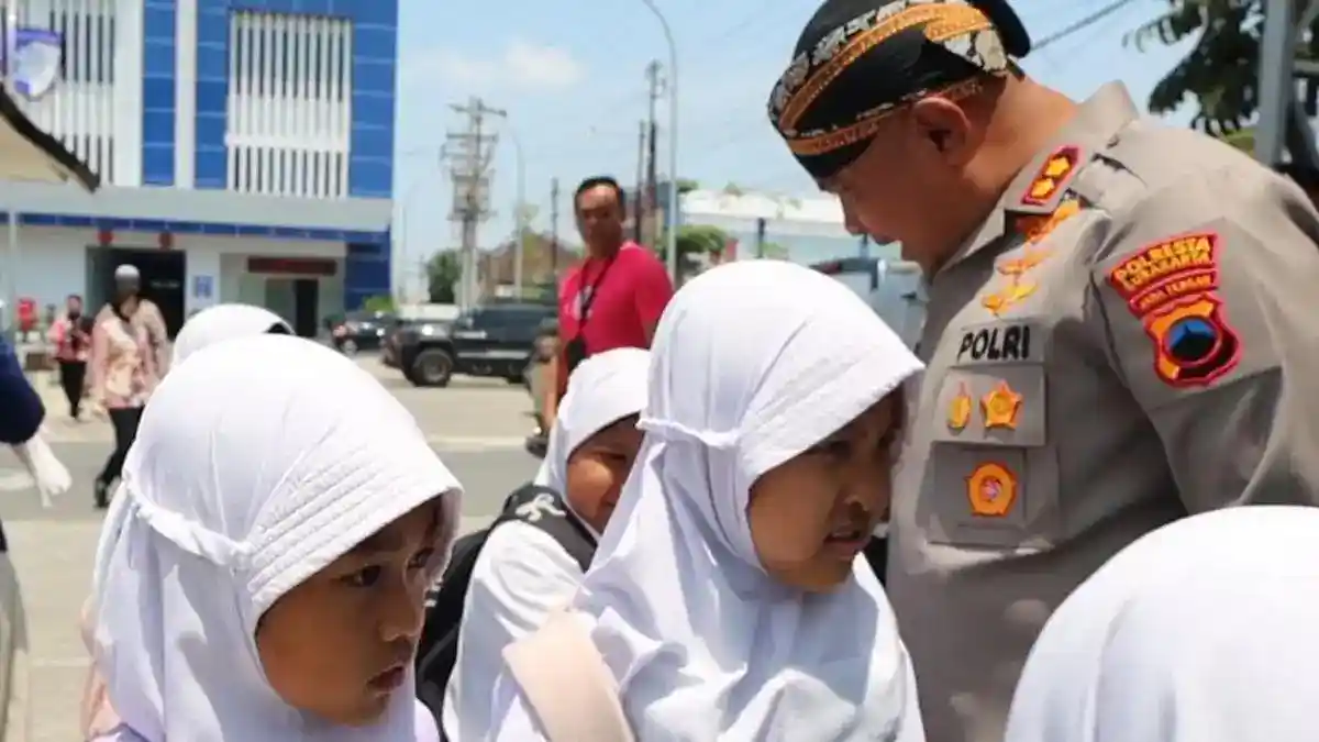 Mbah Con Dekati Anak-anak Solo dengan Canda dan Pesan Kebaikan