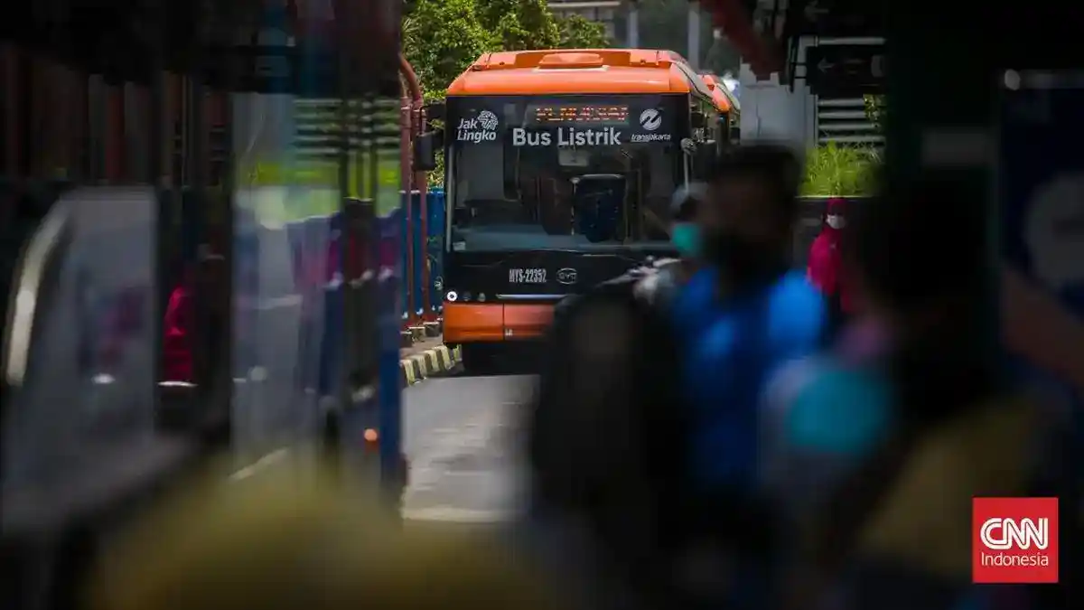 Pramono Minta Penertiban Truk yang Memasuki Jalur Busway Koridor 9