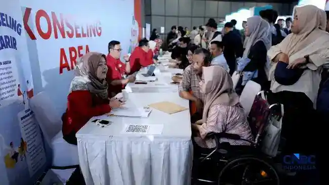 Ramai di Bursa Kerja, Pencari Kerja Muda Masih Menanti Panggilan