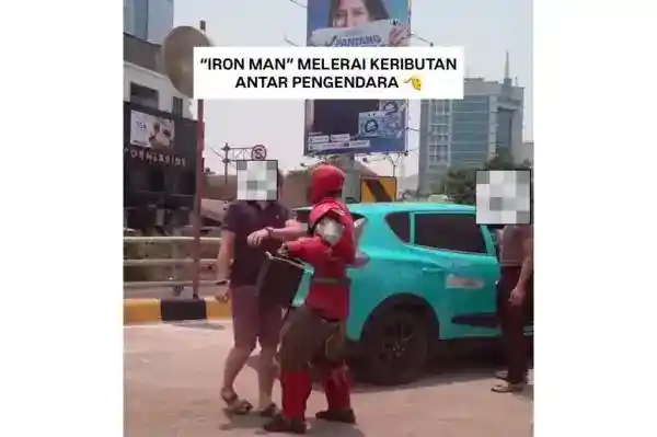 Pria Berkostum Iron Man Lerai Cekcok Dua Pengemudi di Kelapa Gading