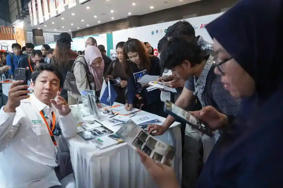 Pencari Kerja Padati Bursa Karier Jakarta, Berburu Lowongan dan Informasi