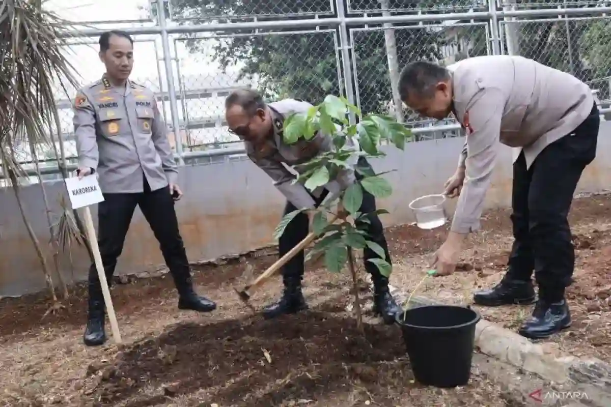 Polda Metro Jaya Lanjutkan Green Policing dengan Menanam 15 Bibit Pohon