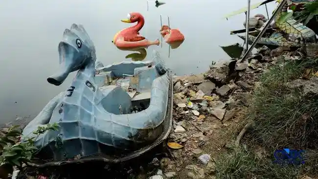 Air Setu Cilodong Menyusut, Sampah dan Lumpur Tampak di Sejumlah Sisi