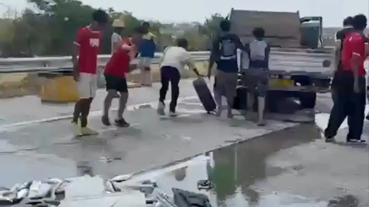 Di Tengah Perjalanan ke Bandung, Pemain Muda Persijap Bantu Tangani Truk Ikan Terguling