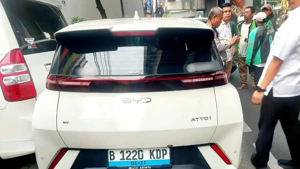 BYD Atto 1 Tabrak Sejumlah Kendaraan di Panglima Polim, Pengendara Ojol Patah Kaki