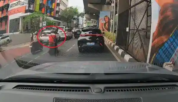 Kecelakaan Beruntun di Panglima Polim, Pengemudi Ojol Alami Patah Kaki