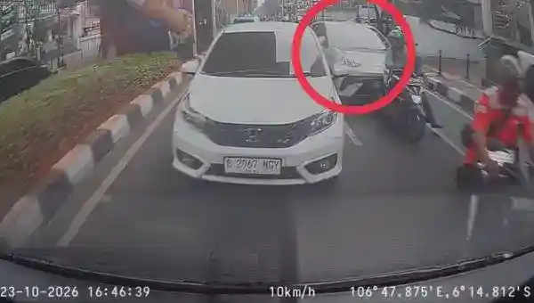 Tabrakan Beruntun di Blok M: Pengemudi Ojol Terluka, Mobil Berhenti di Trotoar