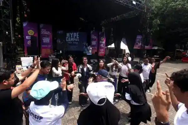 Mahasiswa UPN Veteran Jakarta Tetap Antusias di Tengah Cuaca Terik