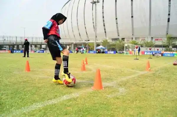 Siswi SD dan MI Unjuk Kemampuan di Festival SenengSoccer Jakarta