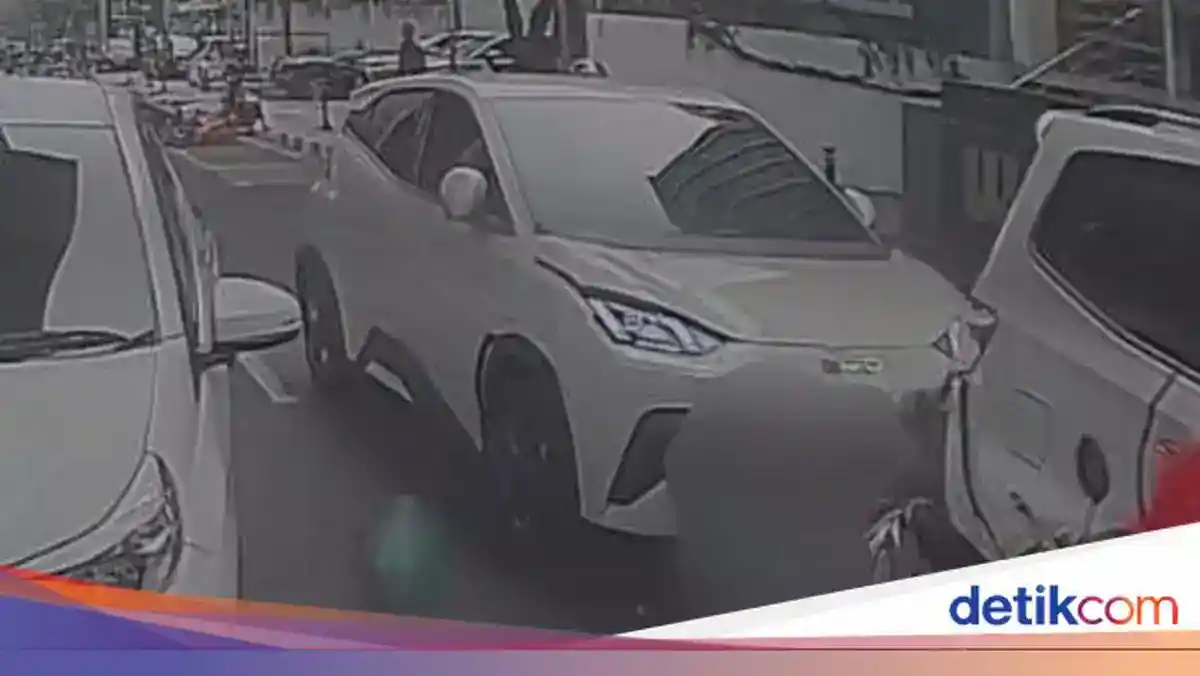 Pengemudi Ojol Korban Tabrakan Beruntun di Jaksel Jalani Operasi