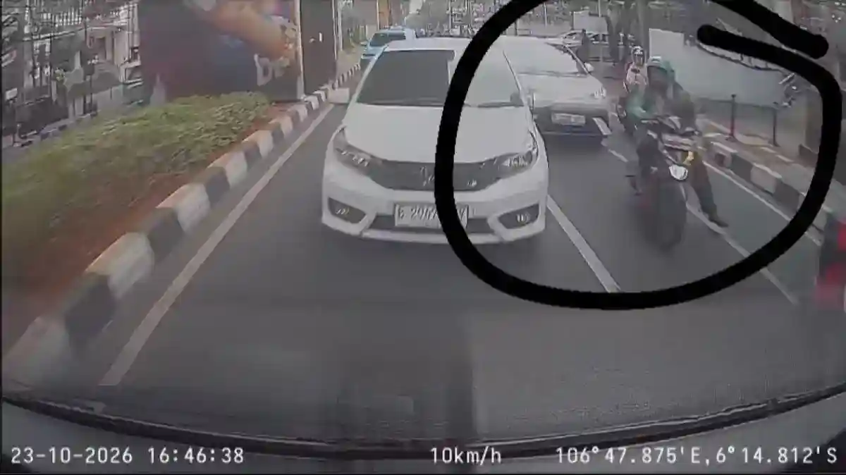 Pengemudi Ojol Patah Tulang Usai Tertabrak Mobil Listrik di Jakarta Selatan