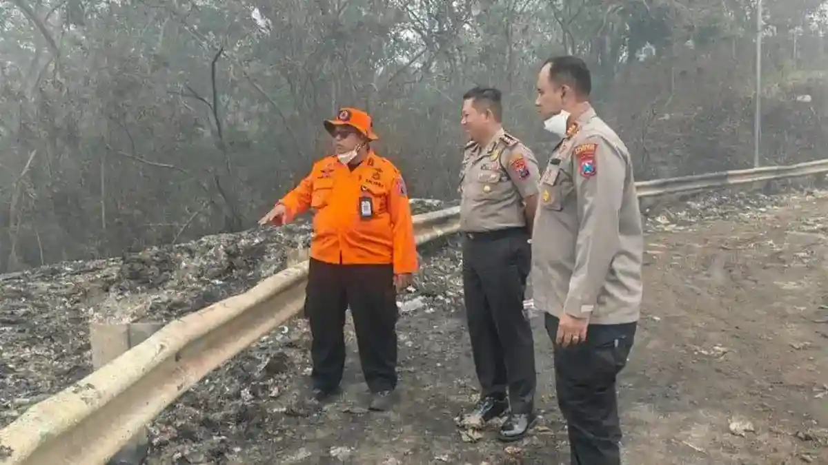 Bara di Balik Tumpukan: Upaya Mengendalikan Kebakaran TPA Supit Urang