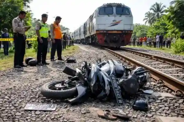 Pemotor Terluka Berat Setelah Tertabrak KRL di Perlintasan Pasar Minggu