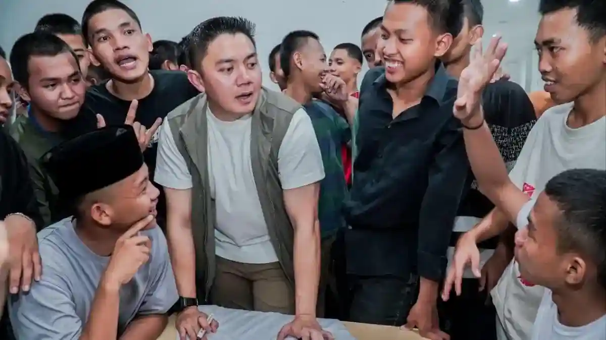 Kunjungan Malam Teddy Indra Wijaya ke Sekolah Rakyat Kabupaten Bekasi